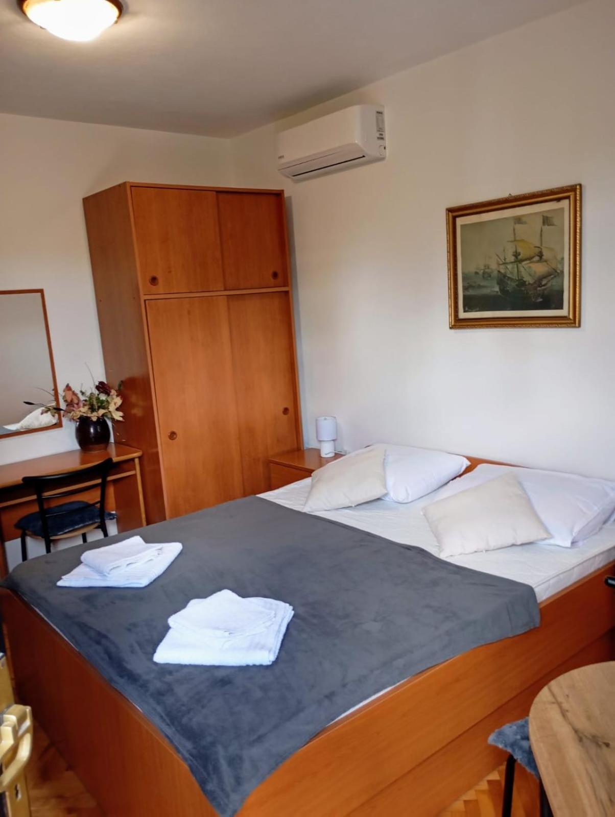 Rooms Helena Krk Town Extérieur photo