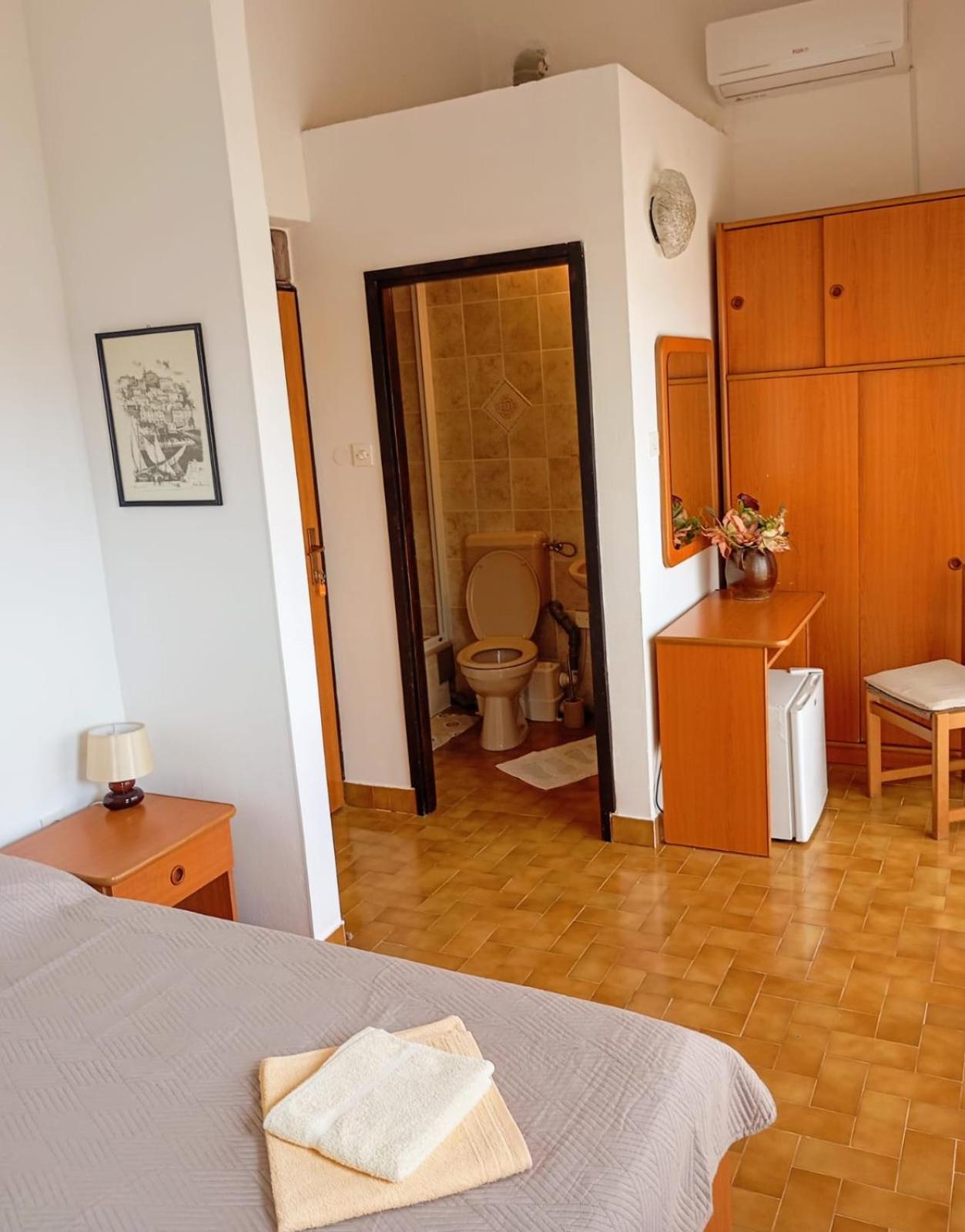 Rooms Helena Krk Town Extérieur photo