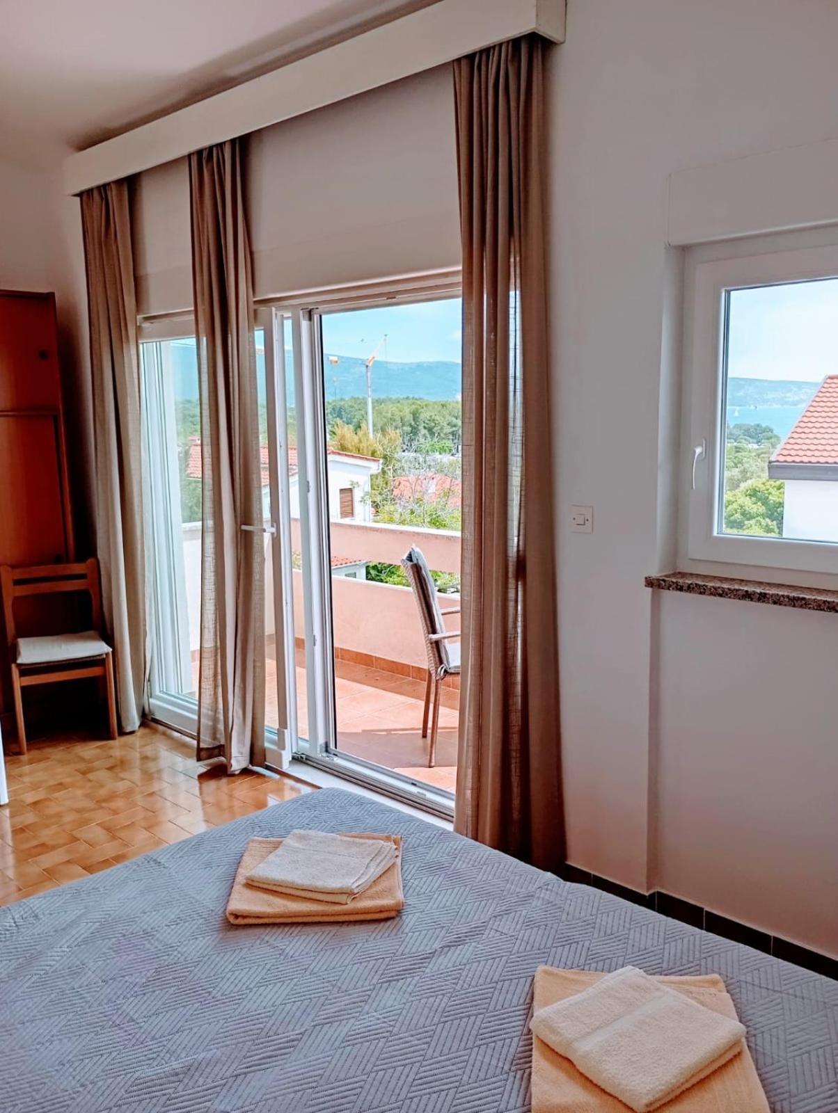 Rooms Helena Krk Town Extérieur photo
