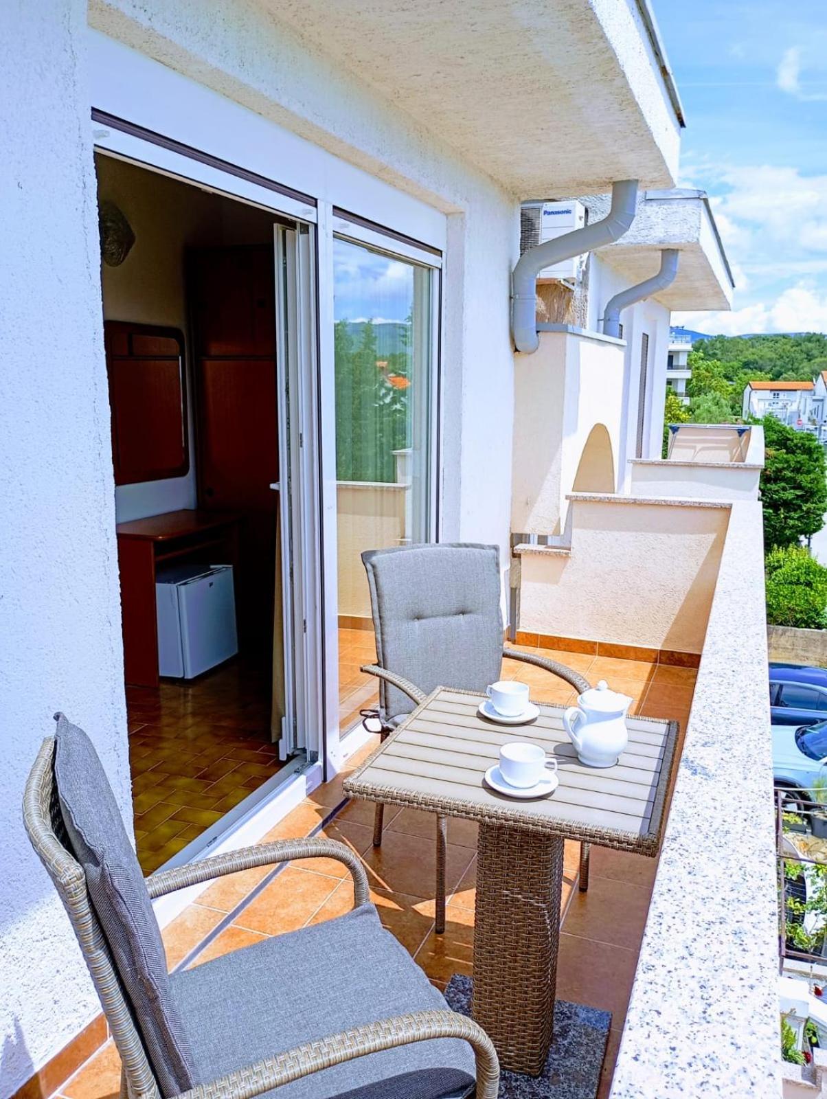 Rooms Helena Krk Town Extérieur photo